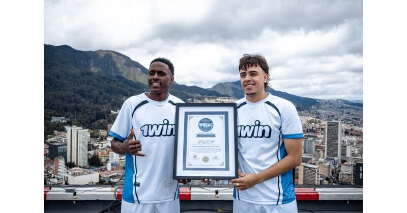 1win Sets World Record with Highest Football Match on Bogotá Skyscraper