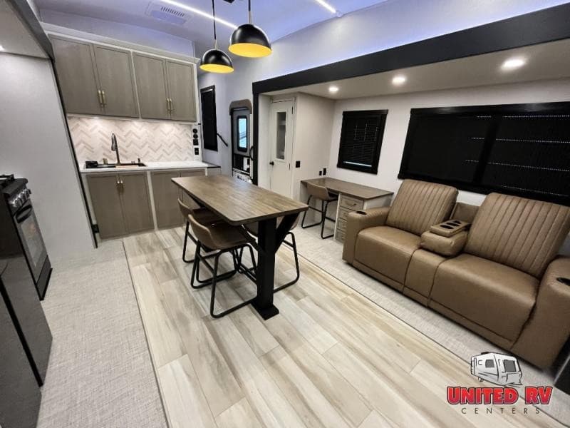 Parkland RV Center Expands Inventory with New Lightweight and Fifth Wheel RVs